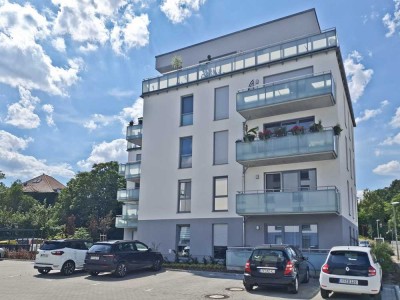 2-Zimmer-Wohnung mit umfriedeter Terrasse in´s Grüne, Einbauküche und PKW-Stellplatz