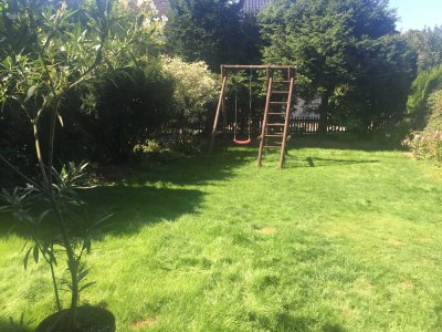 HELLES MODERNES HAUS MIT EINBAUKÜCHE; PARKETT UND EINLIEGER-APARTMENT