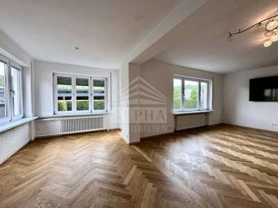 *CHARMANT*
EFH mit 5,5-Zim (+2 Zim), Garten, 4 Garagen, 1 Carport, 11 Stellpl; Sauna & 5 Nebenräume