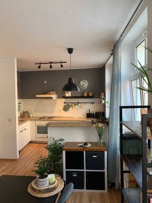 Singles oder junges Paar gesucht! Geräumige und helle 2-R-Wohnung inkl. EBK im Zentrum!