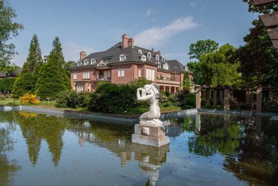 Traumwohnung mit großer Loggia im privaten Villenpark