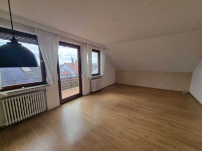 Schicke 3-Zi.-Dachgeschosswohnung mit EBK und Balkon