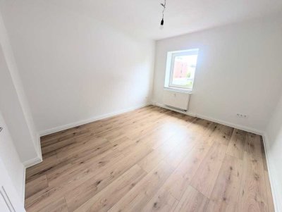 **Frisch renoviert: +neuer Laminat +weiße Wände +modernes Tageslichtbad +hell**