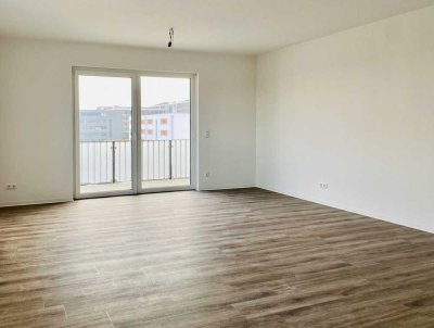 Sonnige 4-Zimmer-Wohnung mit Balkon, Aufzug, EBK gegen Abstand und viel Platz, WG-geeignet