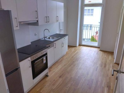 Sanierter 4 ZIMMER-Altbau, ruhiger Balkon, extra Küche neu möbliert, neuwertige Sanitäranlagen!