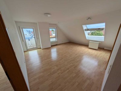 Wunderschöne 2-Zimmer Dachgeschosswohnung mit EBK & KFZ-Stellplatz