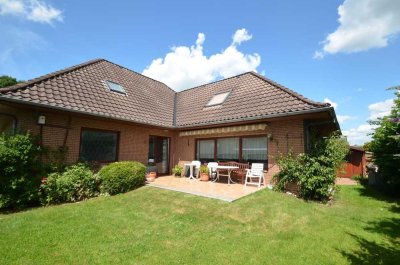 Großes Wohnhaus mit Garage in gesuchter Lage von Brake