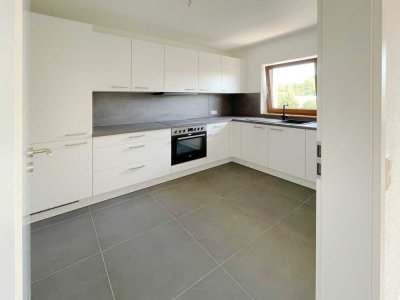 Erstbezug nach Renovierung: Schöne 4,5-Zimmer-Wohnung mit Loggia in Kraichtal