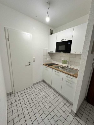 Frisch renovierte 1-Zimmer Wohnung inklusive Einbaukücke, Balkon und Stellplatz