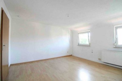 Helle Dachgeschosswohnung mit Gartennutzung, Einbauküche und Kellerraum