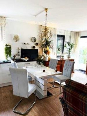 Großzügige 2 Zimmer Erdgeschosswohnung mit Terrasse und Gartenanteil!!