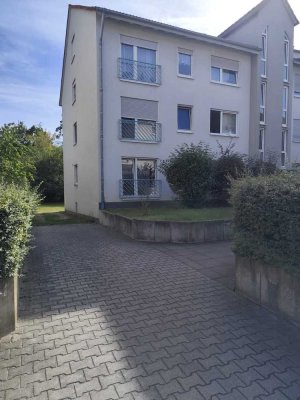 Moderne und helle 4 Zimmer Wohnung mit Terrasse, Gartenmitbenutzung & Keller
