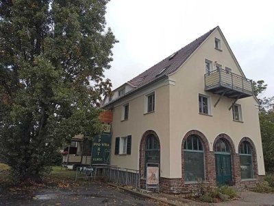 SCHICKE DACHGESCHOSSWOHNUNG MIT GUTEM SCHNITT Am Puls der Stadt und nahe der Elbe.