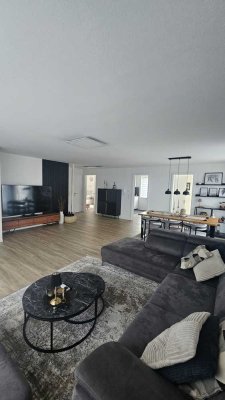 Wunderschöne und helle 4ZKB Wohnung, mit großem Balkon und reichlich Platz