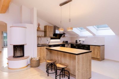 TOP MÖBLIERT: Traumhafte DG-Wohnung mit Dachterrasse, EBK und Balkon (Bergblick)!