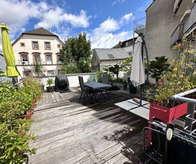 Im Stadtzentrum! Sanierte Altbauwohnung mit 2 Bädern und 60 qm großer Sonnenterrasse