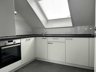 Frisch saniert & stylisch: 2-Zimmer-Dachwohnung mit Parkett, Küche & Sonnenbalkon!