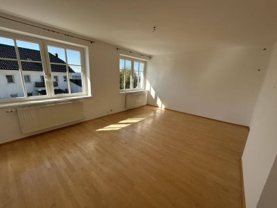 Zentrale Mietwohnung mit Garten und großer Garage