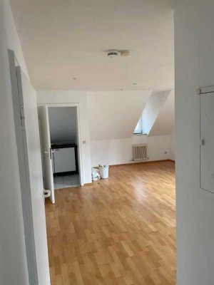 Geschmackvolle, gepflegte 2,5-Raum-DG-Wohnung mit Einbauküche in Biberach