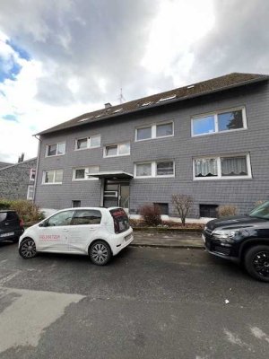 gut geschnittene helle  3 Zi, DG Wohnung mit Loggia in ruhiger zentraler Lage