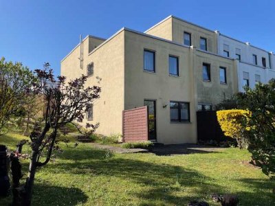 LB-Oßweil - Reiheneckhaus mit 2 Terr., Garten-Oase, Süd-Balkon, EBK + Garage !