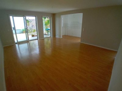 2-Zimmer Erdgeschosswohnung mit Terrasse, Garten, Tageslichtbad und Einzelgarage