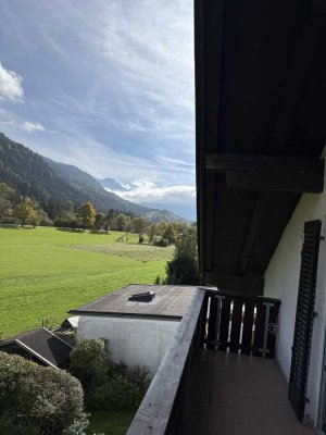 Sanierte Wohnung mit einem Zimmer sowie Balkon und EBK in Farchant