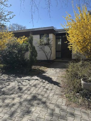 Schwellenloser Atrium-Bungalow, momentan in Renovierung, ab 1. Juni zu vermieten.