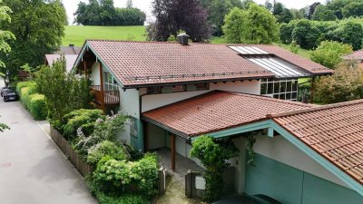 Individuelle lichtdurchflutete Villa mit Einliegerwohnung in Top-Lage
