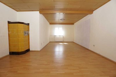 Kleines Häuschen mit Garage und großem Garten.