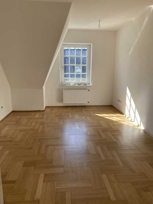 OBERKASSEL - SONNIGE DACHGESCHOSS WOHNUNG (VOLLSTÄNDIG RENOVIERT!) IN BEGEHRTER LAGE