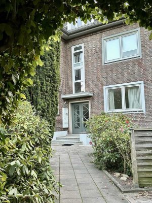 Schwachhausen: Zentrale, helle 1,5 Zi. DG-Wohnung, EBK und Keller in Altbremerhaus mit Charme