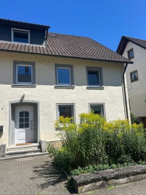 Geräumige, modernisierte 6-Raum-Doppelhaushälfte mit EBK in Tengen