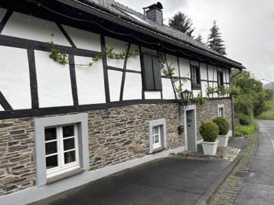 Schöner Wohnen in der Eifel - liebevoll restauriertes Fachwerkhaus mit Weitblick