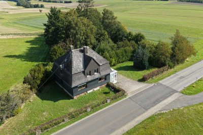 Geborgen zwischen Wiesen und Weite – ein Haus, das Frieden schenkt!