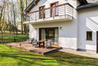 Doppelhaushälfte mit integrierter Garage und Terrasse