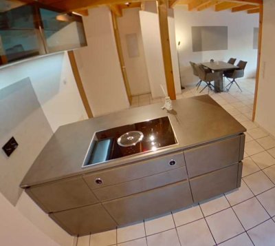 Stilvolle 4-Zi.-Maisonette-Wohnung mit offener Inselküche, Galerie und Süd-Balkon