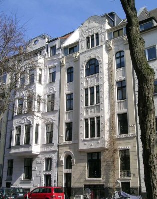 Attraktive 4-Zimmer-Wohnung mit Balkon in denkmalgeschütztem Altbau,