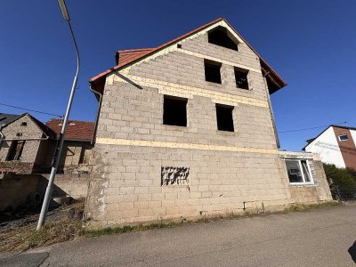 Rohbau mit Ausbaupotenzial und Stellplatz in ruhiger Lage