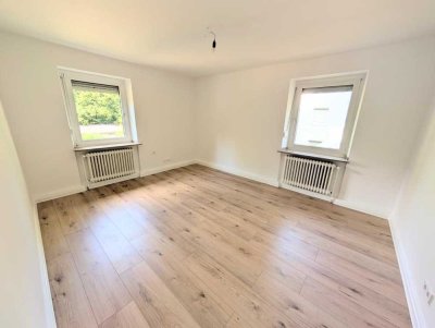 **Frisch renoviert: +neuer Laminat +weiße Wände +neues Tageslichtbad  +hell**