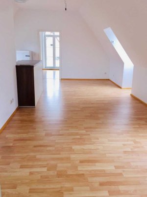 2-Zimmer Dachgeschoss Appartement mit Balkon und Wohndiele