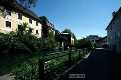 Mehrfamilienhaus mit Carports
