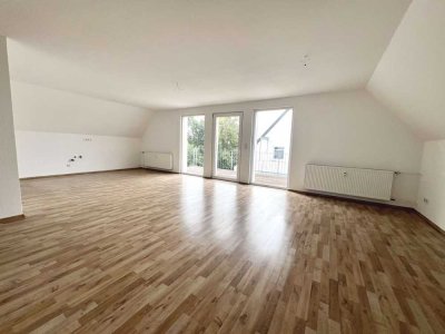 SONNIGE & MODERNE DACHGESCHOSSWOHNUNG MIT GROSSEM BALKON