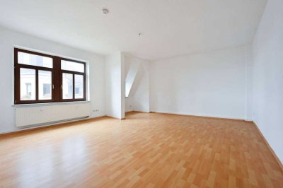 große 2-Raum Dachgeschosswohnung mit XL-Wohnzimmer, großer Küche und Ankleidezimmer am Schlafzimmer