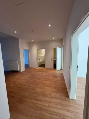 WG geeignete 3 Zimmer-Studentenwohnung inkl. Küche neben dem Rhein-Center! [VAC-16643]