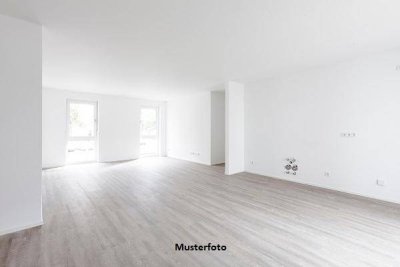 Einfamilienhaus mit Badeteich
