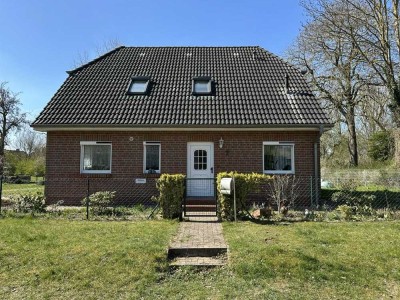 Gepflegtes Einfamilienhaus mit Nebengelass in idyllischer, ruhiger Dorflage umgeben von Grün