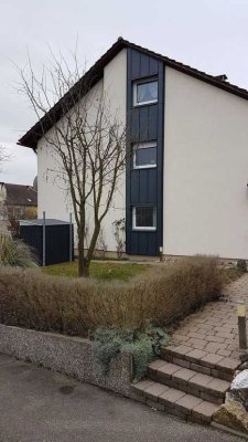 *provisionsfrei* Schöne geräumige Dachgeschosswohnung mit großer Terrasse im Grünen