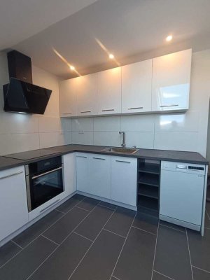 Helle frisch sanierte 2,5 Zimmer-Wohnung mit neuer Einbauküche
