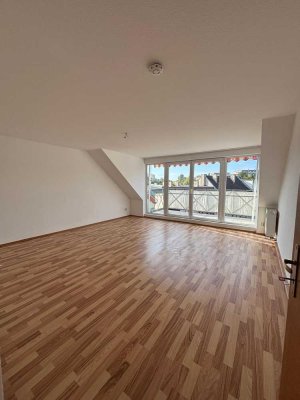 zentral gelegene, geräumig geschnittene 4-Raum Dachgeschosswohnung